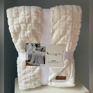 NWT Koolaburra by UGG Chloe Textured Faux Fur Throw in White.